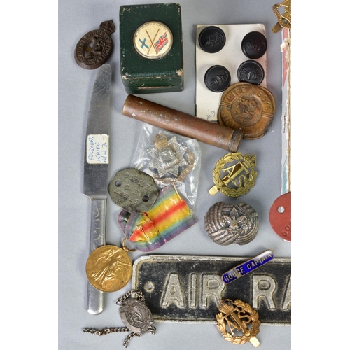 138 - A BOX CONTAINING A NUMBER OF BADGES, BUTTONS AND OTHER ITEMS OF A WWI INTEREST, including a pair of ... 