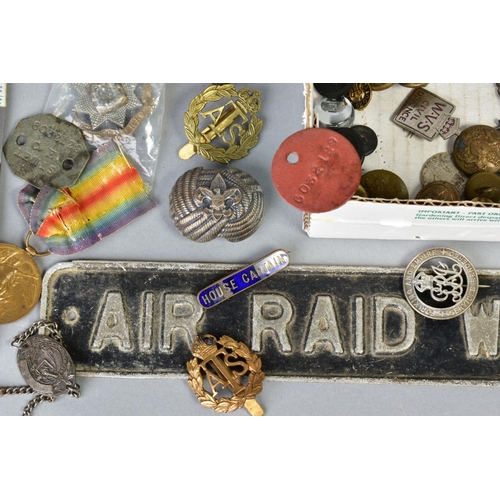 138 - A BOX CONTAINING A NUMBER OF BADGES, BUTTONS AND OTHER ITEMS OF A WWI INTEREST, including a pair of ... 