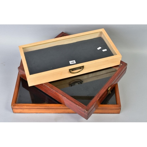 142 - THREE TABLE TOP DISPLAY CASES, 58.5cm x 40.5cm, 48cm x 40.5cm and 52.5cm x 25.5cm (3)