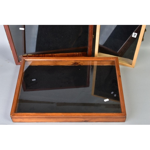 142 - THREE TABLE TOP DISPLAY CASES, 58.5cm x 40.5cm, 48cm x 40.5cm and 52.5cm x 25.5cm (3)