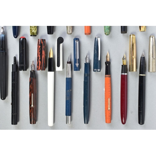 18 - A COLLECTION OF SEVENTEEN VINTAGE FOUNTAIN PENS including Platinum, Osmiroid, Wahl, The Pinnacle, Pe... 