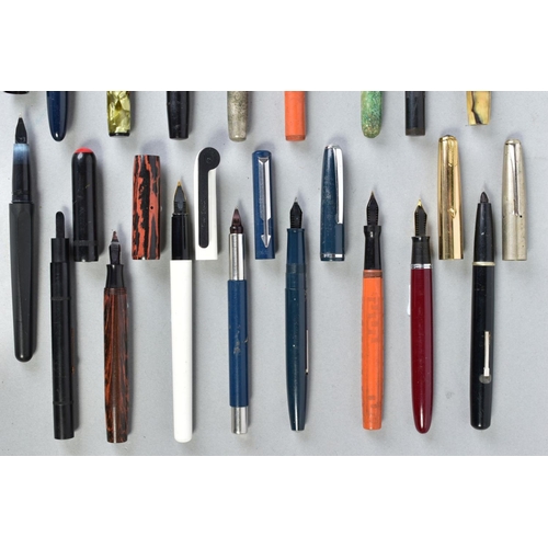 18 - A COLLECTION OF SEVENTEEN VINTAGE FOUNTAIN PENS including Platinum, Osmiroid, Wahl, The Pinnacle, Pe... 