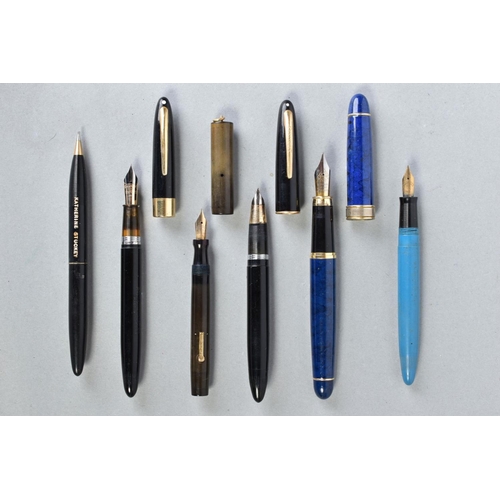 31 - A SHEAFFER FOUNTAIN AND PENCIL SET IN BLACK AND GOLD (name engraved), a Sheaffer Fountain pen in bla... 