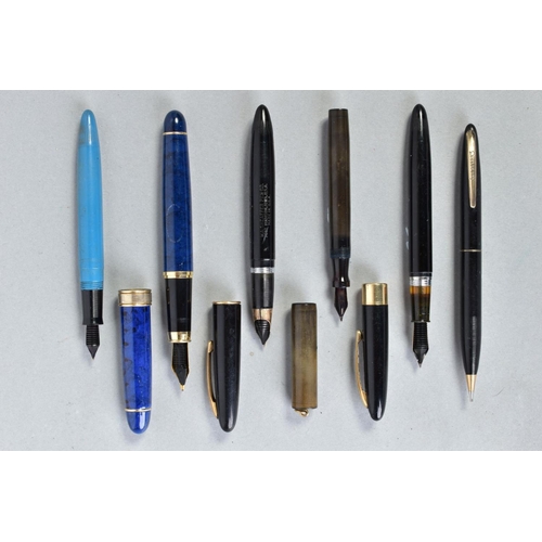 31 - A SHEAFFER FOUNTAIN AND PENCIL SET IN BLACK AND GOLD (name engraved), a Sheaffer Fountain pen in bla... 