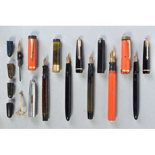 42 - A COLLECTION OF FIVE VINTAGE PARKER FOUNTAIN PENS including two Slimfold in black, a DQ Lucky Curve ... 