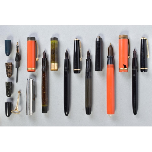 42 - A COLLECTION OF FIVE VINTAGE PARKER FOUNTAIN PENS including two Slimfold in black, a DQ Lucky Curve ... 