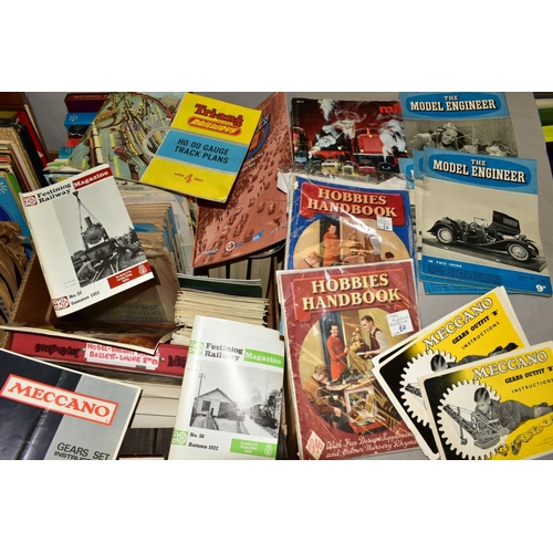 425 - A QUANTITY OF MODEL RAILWAY AND ENGINEERING BOOKS AND EPHEMERA, to include four volumes from the New... 