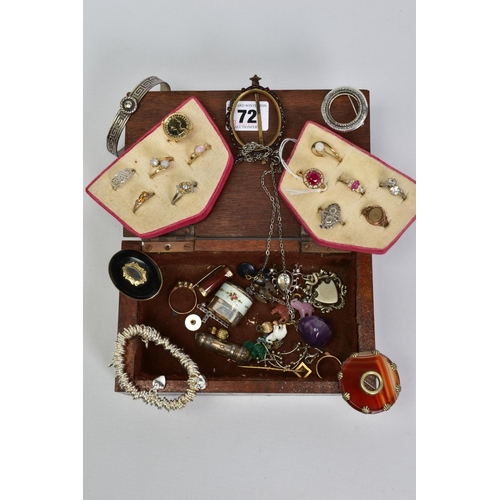 72 - A SMALL BOX OF VARIOUS COSTUME JEWELLERY, to include a circular agate brooch, a tumble stone ametyst... 