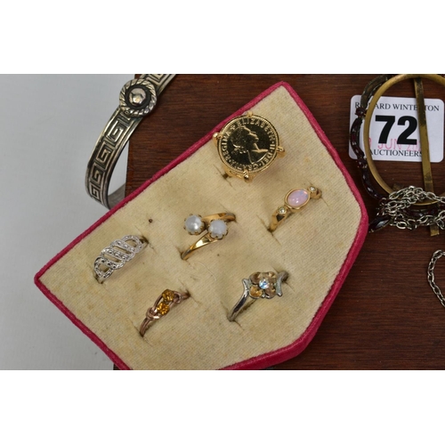 72 - A SMALL BOX OF VARIOUS COSTUME JEWELLERY, to include a circular agate brooch, a tumble stone ametyst... 