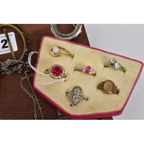 72 - A SMALL BOX OF VARIOUS COSTUME JEWELLERY, to include a circular agate brooch, a tumble stone ametyst... 