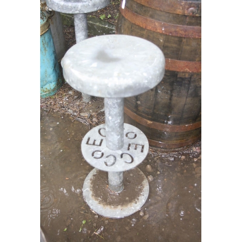 1020 - A WHISKEY BARREL GARDEN/BAR TABLE WITH THREE ECCO GALVANISED STOOLS, the whiskey barrel is complete ... 