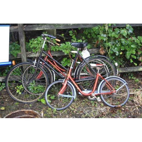 1026 - A VINTAGE LADIES BICYCLE, A GIRLS BICYCLE AND A CHILDS BIKE (3)