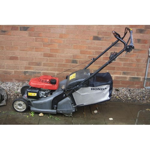 1028 - A HONDA HRX 426 PETROL LAWN MOWER with driven roller at rear and brand new grass box