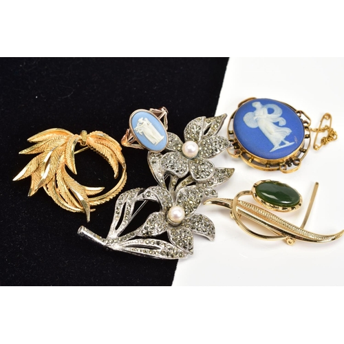 11 - A 9CT GOLD WEDGWOOD RING, A WEDGWOOD BROOCH AND THREE COSTUME JEWELLERY BROOCHES, the ring with oval... 