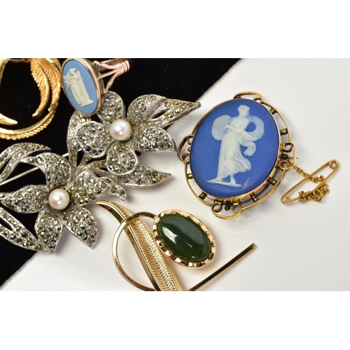 11 - A 9CT GOLD WEDGWOOD RING, A WEDGWOOD BROOCH AND THREE COSTUME JEWELLERY BROOCHES, the ring with oval... 