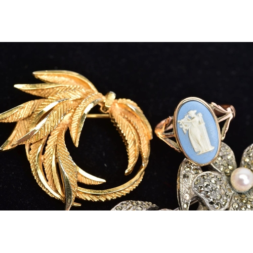 11 - A 9CT GOLD WEDGWOOD RING, A WEDGWOOD BROOCH AND THREE COSTUME JEWELLERY BROOCHES, the ring with oval... 