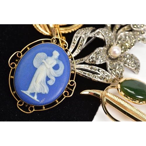 11 - A 9CT GOLD WEDGWOOD RING, A WEDGWOOD BROOCH AND THREE COSTUME JEWELLERY BROOCHES, the ring with oval... 