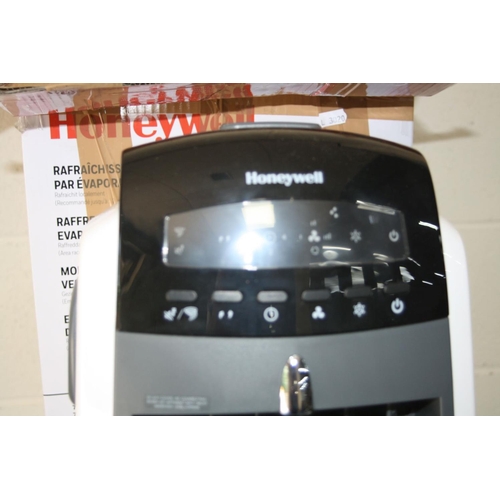 1121 - A HONEYWELL ES800 DEHUMIDIFIER in original box with PSU, manual and remote (PAT fail due to European... 