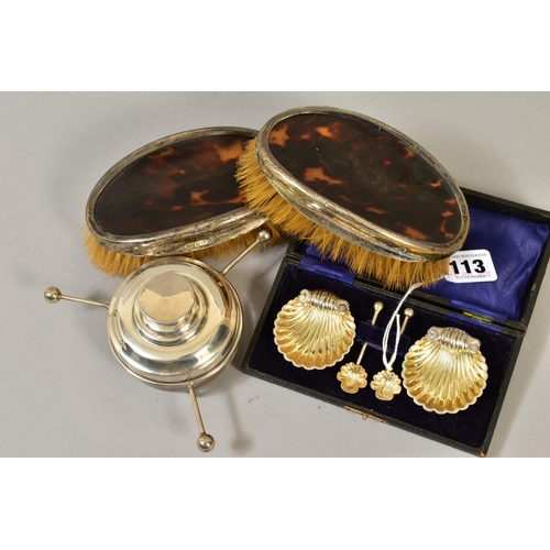 113 - A PAIR OF GEORGE V SILVER AND TORTOISESHELL MOUNTED OVAL BRUSHES, Birmingham 1922, a cased late Vict... 