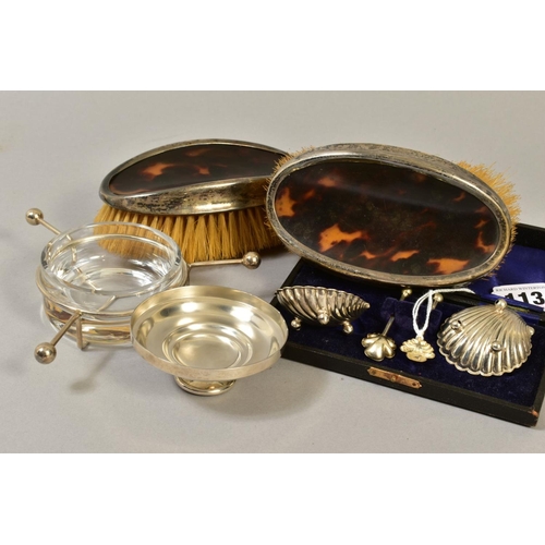 113 - A PAIR OF GEORGE V SILVER AND TORTOISESHELL MOUNTED OVAL BRUSHES, Birmingham 1922, a cased late Vict... 