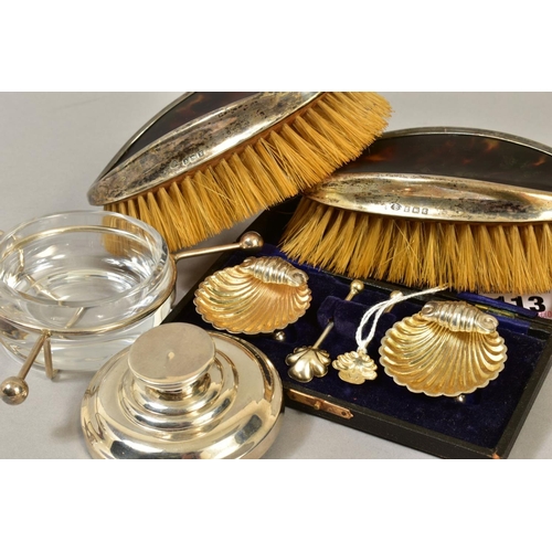 113 - A PAIR OF GEORGE V SILVER AND TORTOISESHELL MOUNTED OVAL BRUSHES, Birmingham 1922, a cased late Vict... 