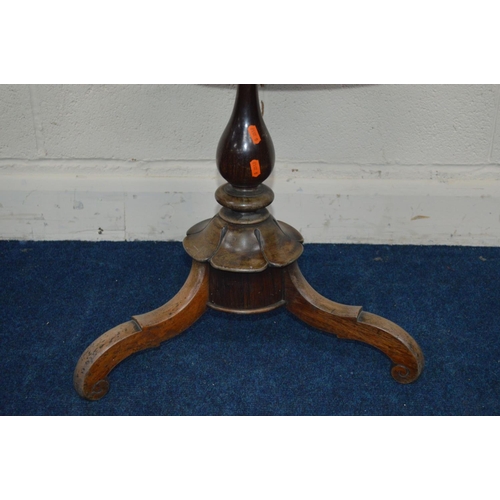 1240 - A VICTORIAN ROSEWOOD CIRCULAR TOPPED TRIPOD OCCASIONAL TABLE, with top with a pie crust edging on tu... 