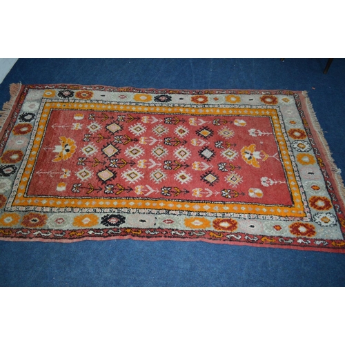 1367 - A WOOLLEN RED AND ORANGE GROUND RUG, 220cm x 124cm