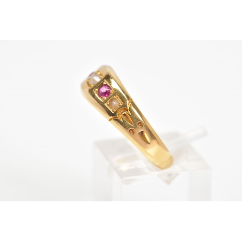 16 - AN EDWARDIAN 18CT GOLD GEM RING, the tapered band set with three split pearls interspaced by red sto... 