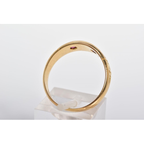 16 - AN EDWARDIAN 18CT GOLD GEM RING, the tapered band set with three split pearls interspaced by red sto... 