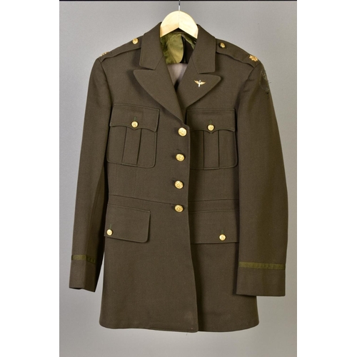 172 - FIVE ITEMS OF US ARMY UNIFORM ITEMS, five jackets (three with trousers) and five peak caps, four wit... 