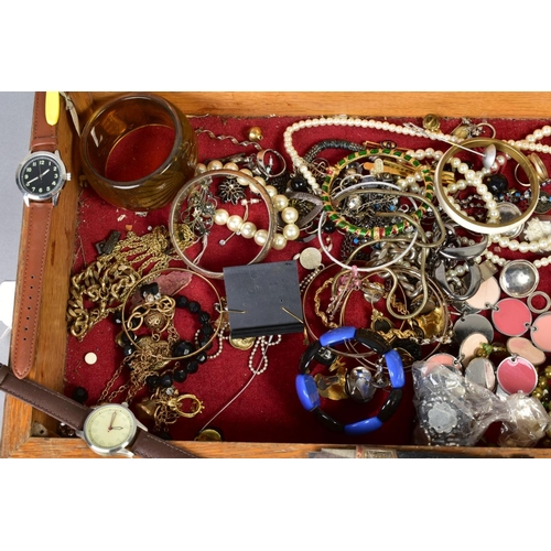 177 - A WOODEN DISPLAY BOX WITH COSTUME JEWELLERY AND MISCELLANEOUS ITEMS, to include bangles, necklaces, ... 