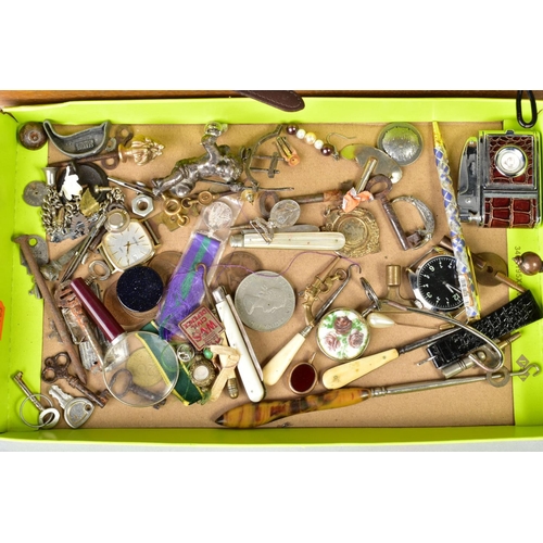 177 - A WOODEN DISPLAY BOX WITH COSTUME JEWELLERY AND MISCELLANEOUS ITEMS, to include bangles, necklaces, ... 