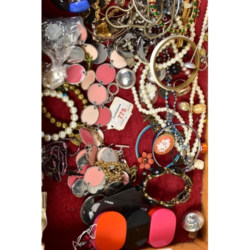 177 - A WOODEN DISPLAY BOX WITH COSTUME JEWELLERY AND MISCELLANEOUS ITEMS, to include bangles, necklaces, ... 