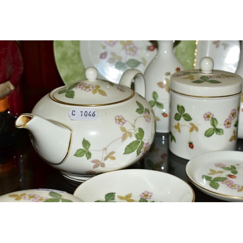 349 - ELEVEN PIECES OF WEDGWOOD 'WILD STRAWBERRY', including pin dishes, trinket box, small teapot and pla... 