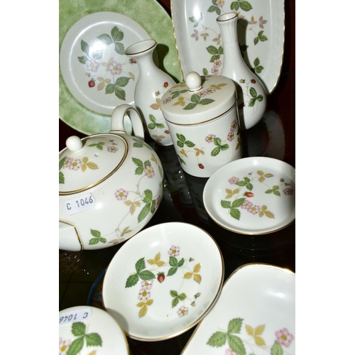 349 - ELEVEN PIECES OF WEDGWOOD 'WILD STRAWBERRY', including pin dishes, trinket box, small teapot and pla... 