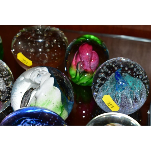 351 - A GROUP OF TWENTY FIVE PAPERWEIGHTS to include Caithness 'Reflections 92', Petunias, Mooncrystal x t... 