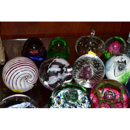 351 - A GROUP OF TWENTY FIVE PAPERWEIGHTS to include Caithness 'Reflections 92', Petunias, Mooncrystal x t... 