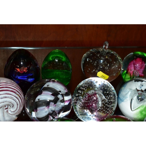 351 - A GROUP OF TWENTY FIVE PAPERWEIGHTS to include Caithness 'Reflections 92', Petunias, Mooncrystal x t... 