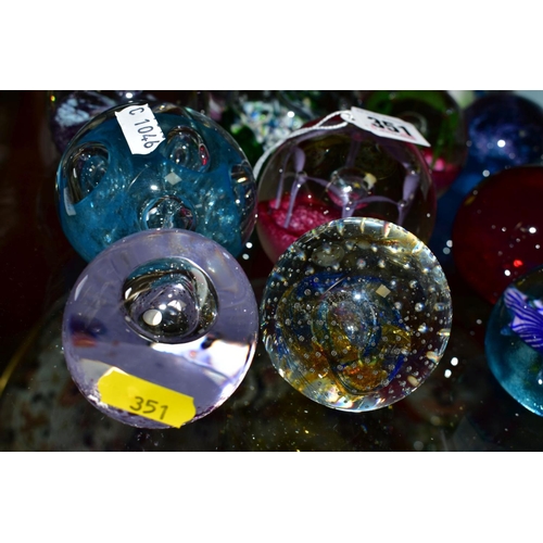 351 - A GROUP OF TWENTY FIVE PAPERWEIGHTS to include Caithness 'Reflections 92', Petunias, Mooncrystal x t... 