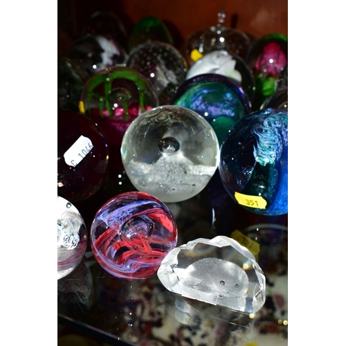 351 - A GROUP OF TWENTY FIVE PAPERWEIGHTS to include Caithness 'Reflections 92', Petunias, Mooncrystal x t... 