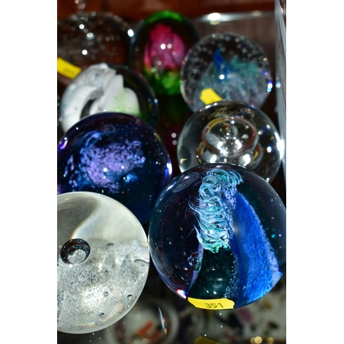 351 - A GROUP OF TWENTY FIVE PAPERWEIGHTS to include Caithness 'Reflections 92', Petunias, Mooncrystal x t... 