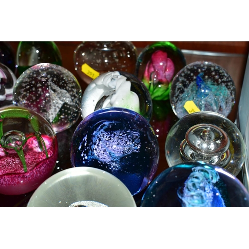 351 - A GROUP OF TWENTY FIVE PAPERWEIGHTS to include Caithness 'Reflections 92', Petunias, Mooncrystal x t... 