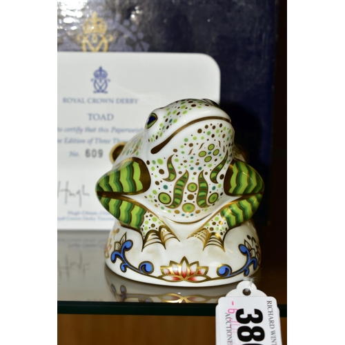 386 - A LIMITED EDITION ROYAL CROWN DERBY PAPERWEIGHT, 'Toad' No609/3500, with a box