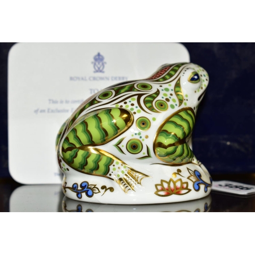 386 - A LIMITED EDITION ROYAL CROWN DERBY PAPERWEIGHT, 'Toad' No609/3500, with a box