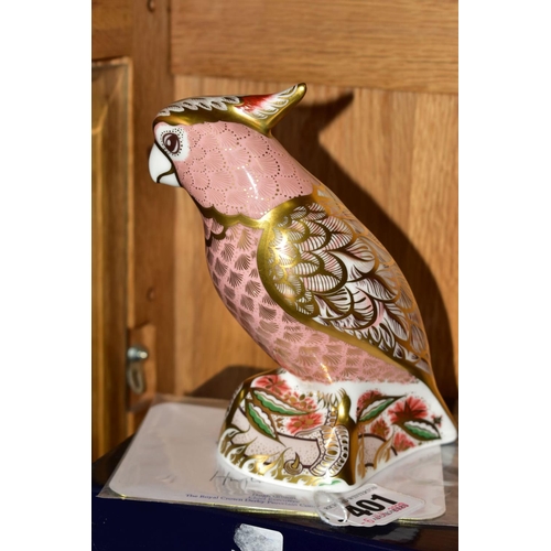 401 - A LIMITED EDITION ROYAL CROWN DERBY PAPERWEIGHT, 'Cockatoo' No611/2500, with certificate and a box