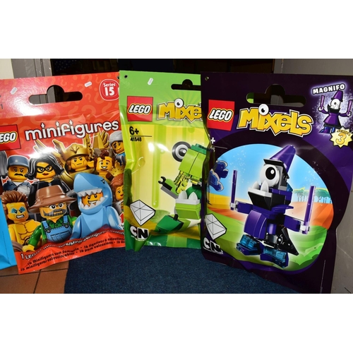 432 - A QUANTITY OF ASSORTED LEGO POINT OF SALE SHOP ADVERTISING ITEMS, to include oversized display bags ... 