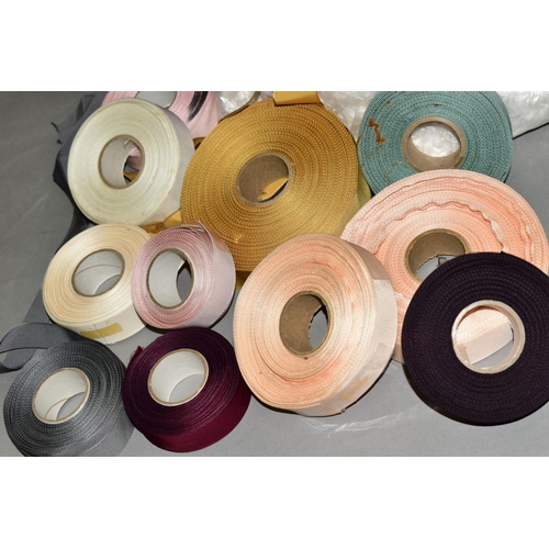 462 - HABERDASHERY:-600 cm of white feather boa, with a large collection of end of roll fabric tapes, most... 