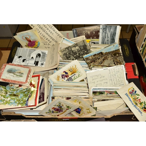 469 - A LARGE COLLECTION OF APPROXIMATELY ONE THOUSAND FIVE HUNDRED PLUS POSTCARDS AND OTHER EPHEMERA, the... 