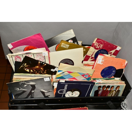 510 - A HARDBOARD RECORD CASE CONTAINING APPROXIMATELY FIVE HUNDRED MOSTLY COLLECTABLE 7'' SINGLES AND EP'... 