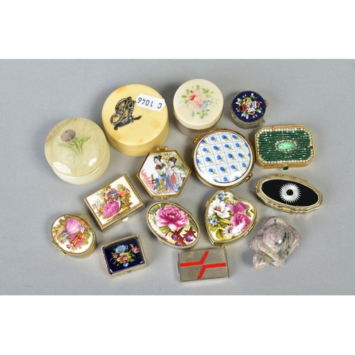 52 - A SELECTION OF FOURTEEN TRINKET BOXES, to include a circular fine porcelain del Prado trinket hand f... 